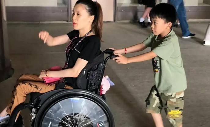 lol竞猜-瘫痪28年桑兰现状：45岁仍白皙漂亮，嫁资产千万老公，儿子已12岁|黄健|全运会|跳马|摘金|体操_新浪体育_新浪新闻